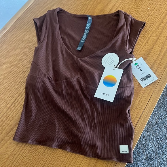 Vuori Sleeveless Cove V Neck Tank Pepper Brown Cap Sleeve Top small S NWT - Picture 3 of 3